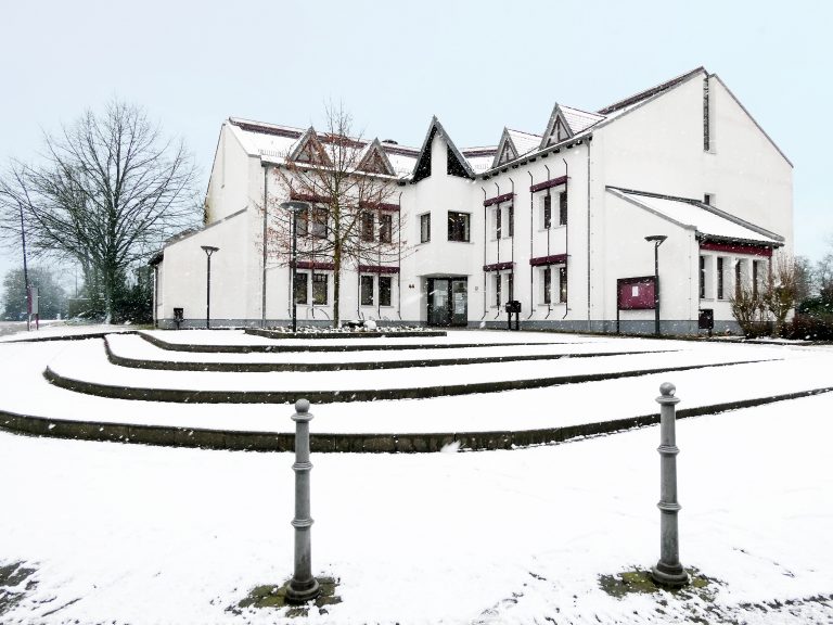 großes weißes Gebäude im Schnee, Rathaus von Hammersbach