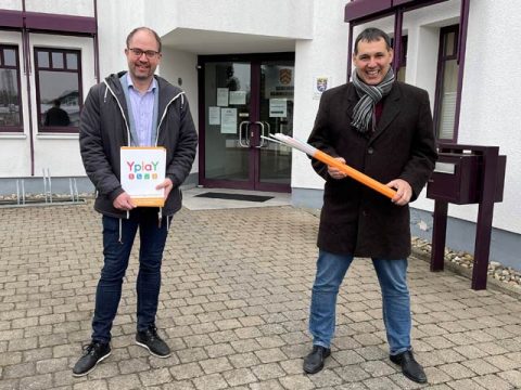 2 Personen halten Yplay-Mappe und Glasfaserkabel, Glasfaserausbau Hammersbach