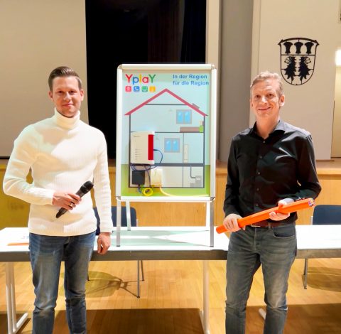 Bürgermeister Theiss und Dominik Weisensell, stehen vor Plakat von Yplay, Glasfaserausbau Karben