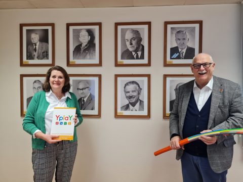 2 Personen Halten Glasfaserkabel und Yplay Broschüre, Glasfaserausbau Florstadt