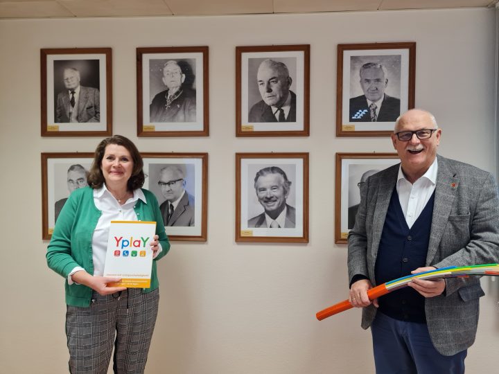 2 Personen Halten Glasfaserkabel und Yplay Broschüre, Glasfaserausbau Florstadt