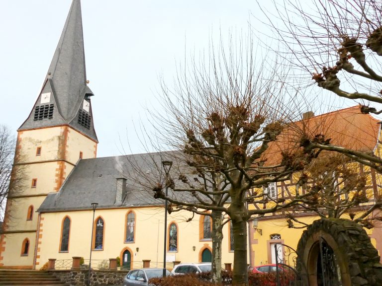 Kirche von Echzell mit Bäumen