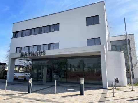 großes, modernes, weißes Gebäude, Rathaus von Rodenbach