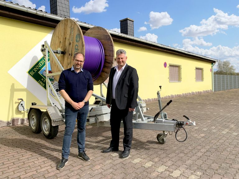 Peer Kohlstetter, Geschäftsführer Yplay und Andreas Hofmann, Bürgermeister Ronneburg vor einer Trommel mit Glasfaser-Leerrohren
