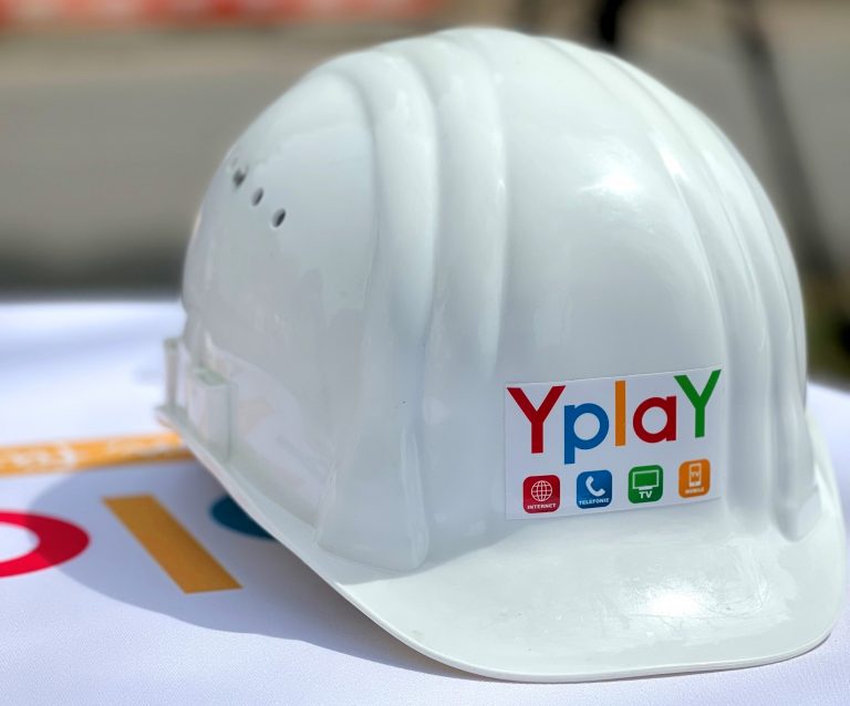 weißer Bauhelm mit YPLAY Logo liegt auf einem Tisch