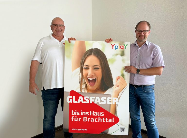 Foto von Frank Spenkoch, Vertriebsmitarbeiter von Yplay und Peer Kohlstetter, Geschäftsführer Yplay mit Plakat in der Hand
