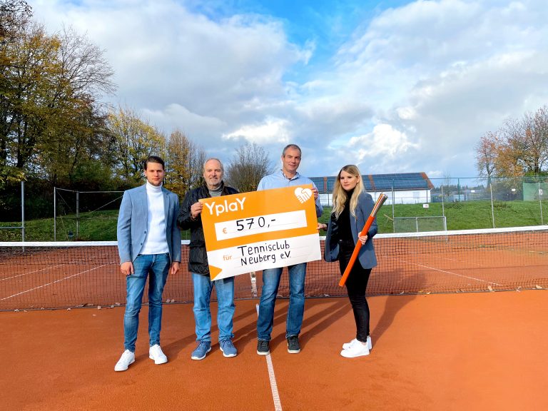 4 Personen stehen auf einem Tennisplatz, 2 halten große Spendenquittung von der Firma Yplay an den Tennisclub Neuberg