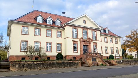Großer neoklassizistisch-neobarocker Bau, Amtsgericht Altenstadt