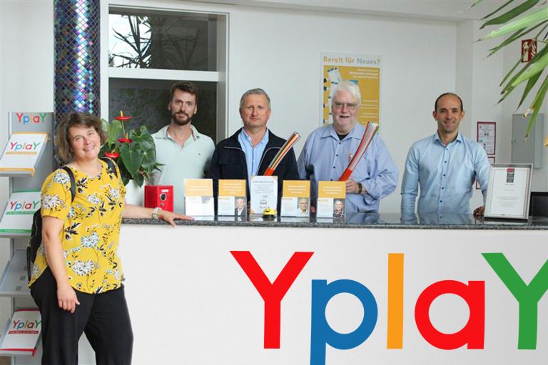 Gruppe von Personen stehen hinter Tresen mit großem YPLAY Logo und halten Glasfasekabel, Dr. h.c. Jörg-Uwe Hahn, Vizepräsident des hessischen Landtags