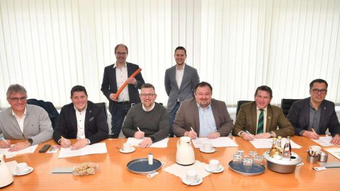 Bürgermeister aus dem Landkreis Gießen sitzen zusammen am Tisch und unterschreiben Glasfaserverträge bei Yplay zusammen mit Geschäftsführer Peer Kohlstetter und Kommunalmanager Dominik Weisensell