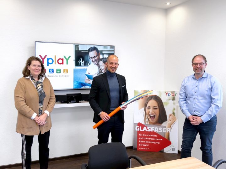 Alexandra Berg, Dominik Brasch und Peer Kohlstetter stehen vor Bildschirm mi Yplay-Logo, Glasfaserausbau Bad Soden-Salmünster