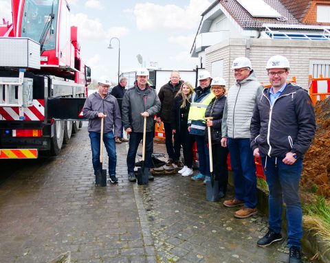 8 Personen mit Yplay Bauhelmen stehen neben LKW zum Start des Glasfaserausbaus in Glauburg