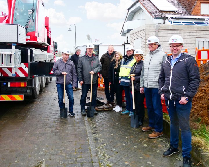 8 Personen mit Yplay Bauhelmen stehen neben LKW zum Start des Glasfaserausbaus in Glauburg