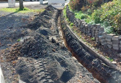 Baustelle mit schmalem Graben für die Tiefbauarbeiten zum Glasfaserausbau in Hammersbach
