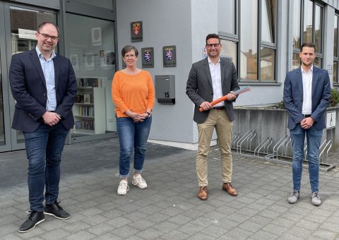 4 Personen stehen in Eingang des Neuberger Rathaus, Glasfaserausbau Neuberg