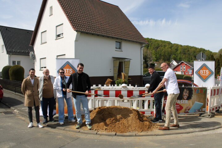 Spatenstich Allendorf Süd, mit Bürgermeister, Vertretern der Stadt und der Yplay Germany GmbH
