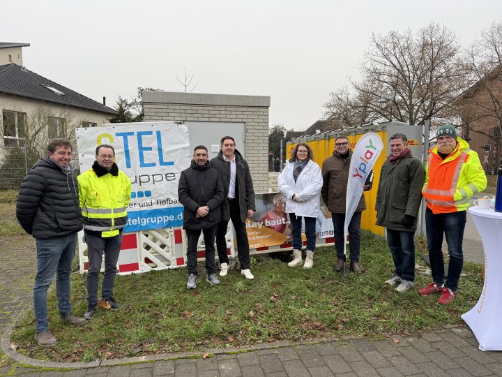 Vertreter der Gemeinde Heuchelheim, von Yplay Germany und der STELGruppe beim offiziellen Baustart des Glasfaserausbaus am POP-Standort.