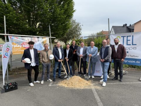 Fachbereichsleiter Matthias Wieliki, Dr. Thorsten Reichel (Geschäftsführer Stadtwerke Bad Nauheim), Marco Kruska (Bauleitung Yplay Germany GmbH), Dominik Weisensell (Abteilungsleiter Vertrieb und Technik Yplay Germany GmbH), Stadtrat Sebastian Schmitt, Klaus Leckelt (Primevest Capital Partners), Bürgermeister Klaus Kreß, Peer Kohlstetter (Geschäftsführer, Yplay Germany GmbH), Andreas Bergmann (Key Account Manager STEL GmbH), Tareq Jaber (Bauleiter STEL GmbH) treffen sich bei einem Spatenstich