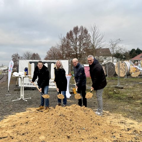 Bürgermeister Gefeller von der Stadt Staufenberg gemeinsam mit den Vertretern der Yplay Germany GmbH bei einem Spatenstich um gemeinsam den Start in Mainzlar zu verkünden.