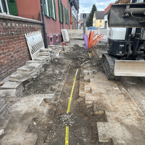 Baustelle in Echzell, welche einen Bagger zeigt und offenen Kanäle für Leehrrohre