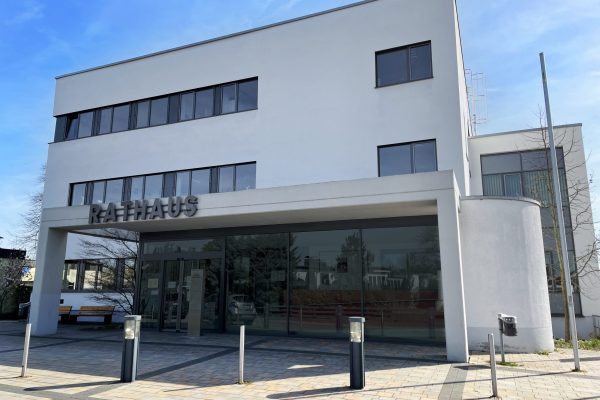 großes, modernes, weißes Gebäude, Rathaus von Rodenbach