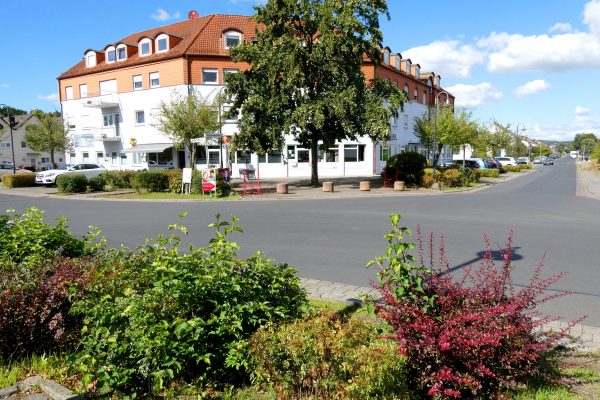 Straßenkreuzung mit Bepflanzung Altenstadt Waldsiedlung