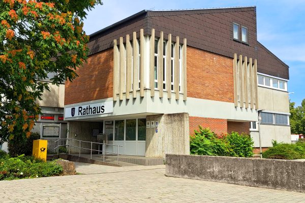 Rathaus von Allendorf, zweistöckiges Gebäude mit Rathaus-Schild