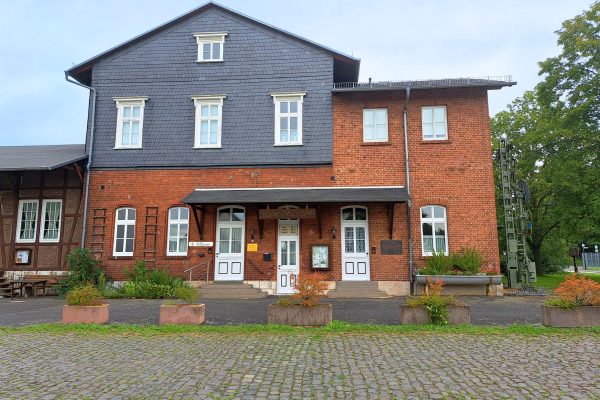 Zweistöckiges Gebäude aus Backsteinen und Schiefer mit gepflastertem Vorplatz, Heimatmuseum Heuchelheim
