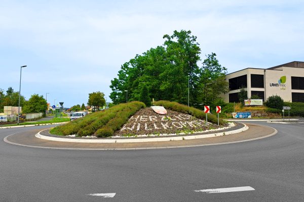 Bepflanzter Hügel mit Herzlich Willkommen Schriftzug als Verkehrsinsel, Kreisel in Lollar