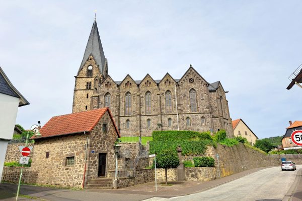 Londorfer evangelische Kirche auf kleinem Hügel vor blauem Himmel, auch Dom der Rabenau genannt