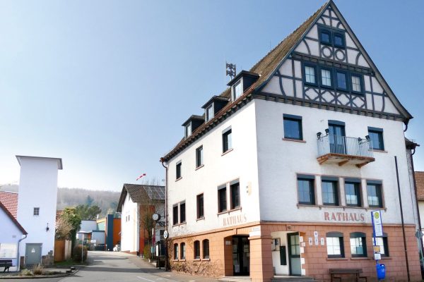 großes Gebäude mit Fachwerk an Straßenecke, Rathaus von Brachttal
