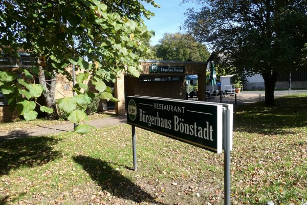 Schild auf Wiese, Bürgerhaus Bönstadt